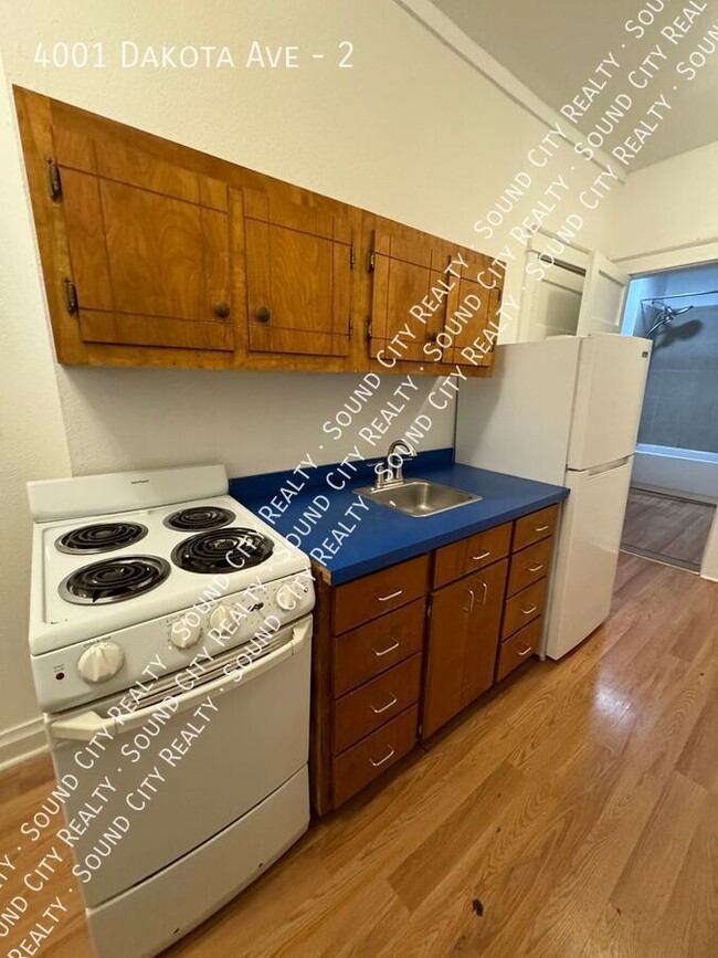 Building Photo - 1 bed/1 bath unit in triplex located in th...