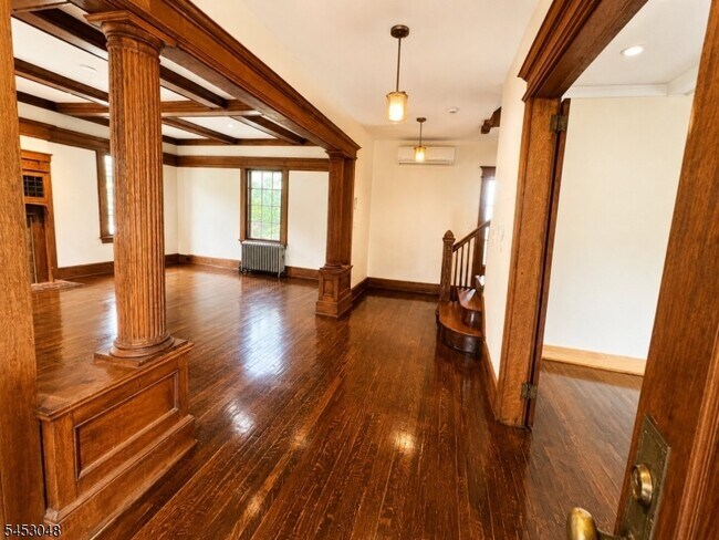 Building Photo - 2 Cloverhill Pl