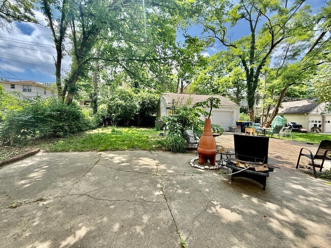 Building Photo - 621-623 E 63rd Terrace