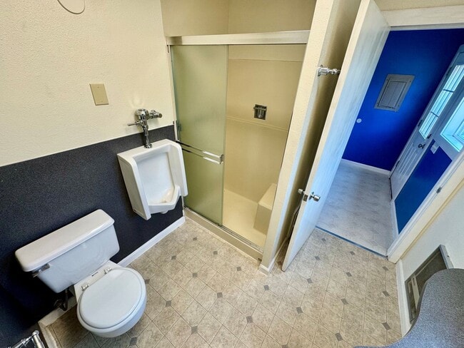 Building Photo - Pet-Friendly Home Conveniently Located Nea...