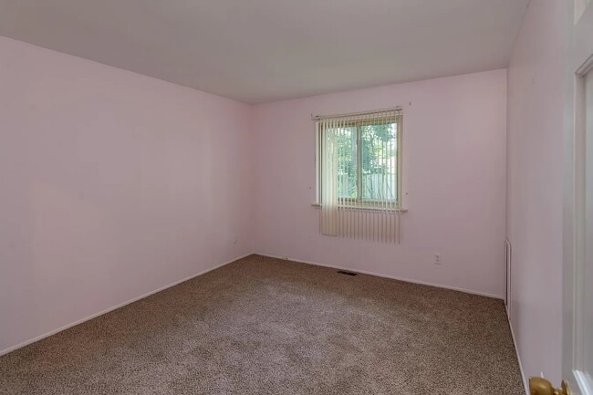 Building Photo - 150 Bobolink Ave