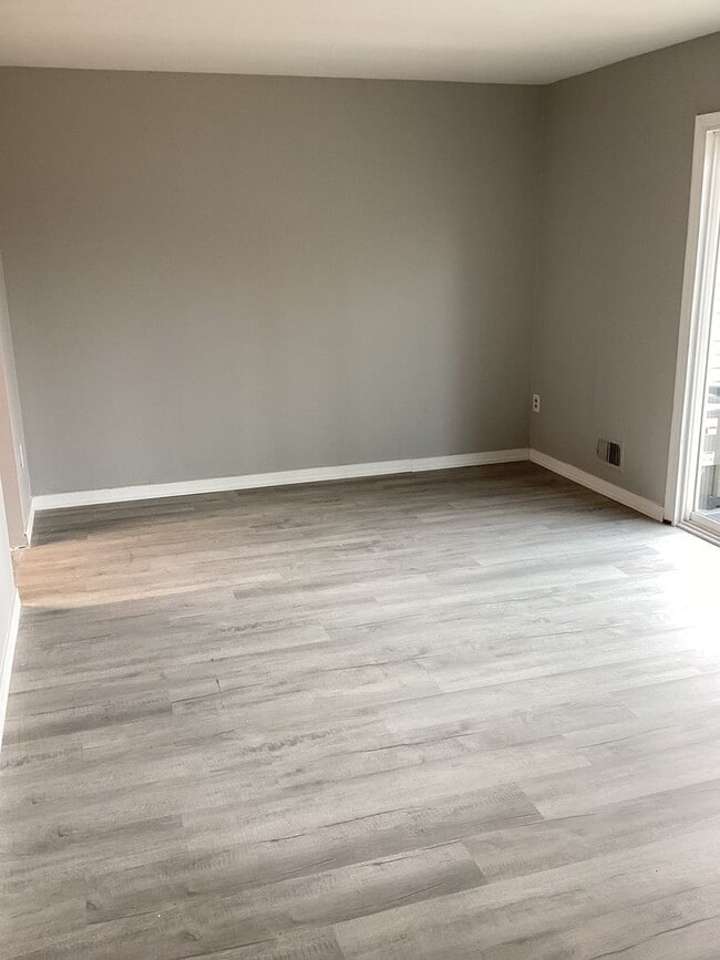 Building Photo - Three bedroom Townhouse  ready to rent