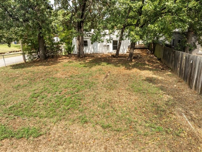 Building Photo - Freshly Updated 2 Bedroom House