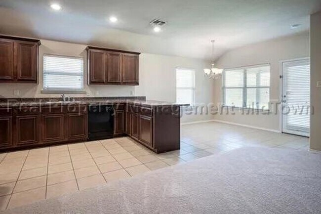 Building Photo - 2035 Karsen Ln