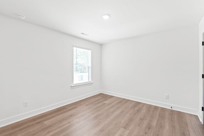 Building Photo - Move-in Ready Modern Townhome!!