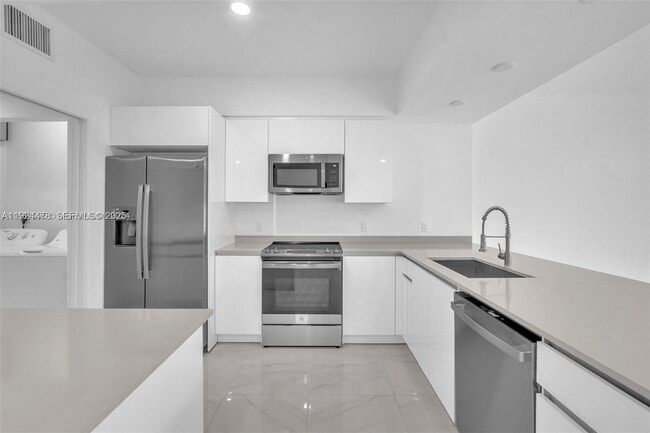 Building Photo - 4181 N Oak Pl