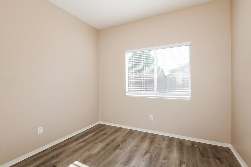 Building Photo - 14815 W Dovestar Dr