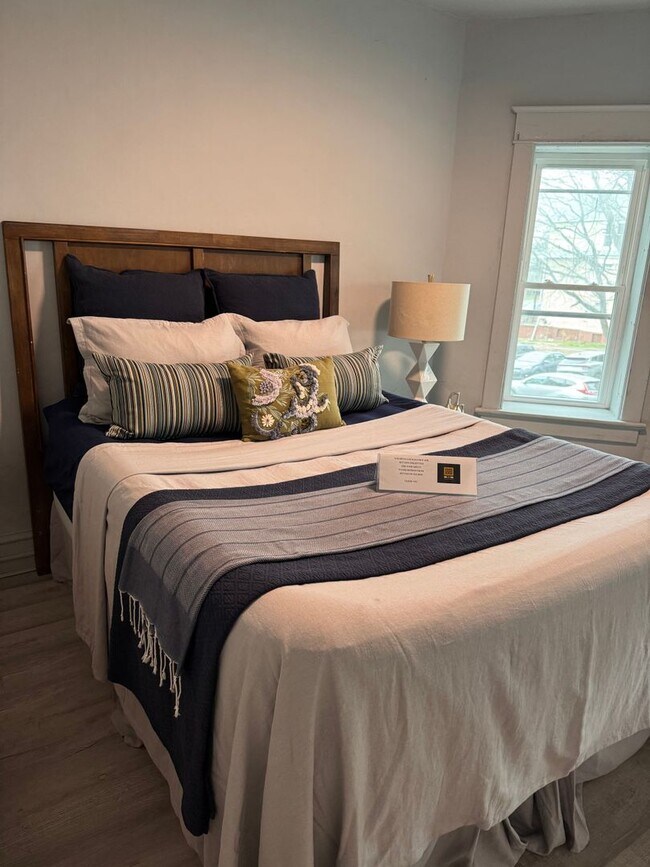 Building Photo - NOW LEASING! Renovated 1 bed, 1 bath avail...