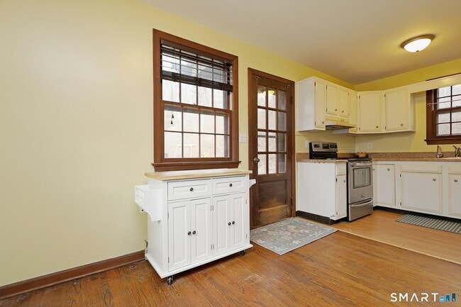 Building Photo - 380 Newtown Turnpike