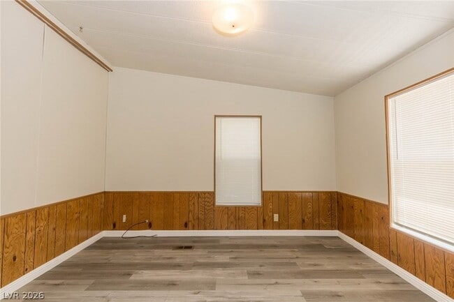 Building Photo - 1130 E Mesquite Ave