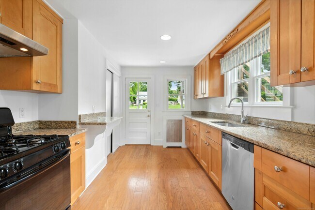 Building Photo - 290 Soundview Ave