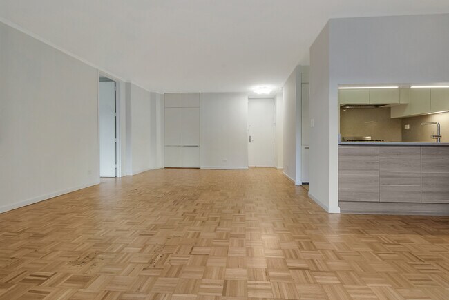 Building Photo - 161 W 61st St