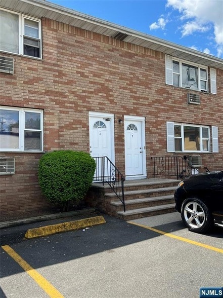 Primary Photo - 86 Contant Ave