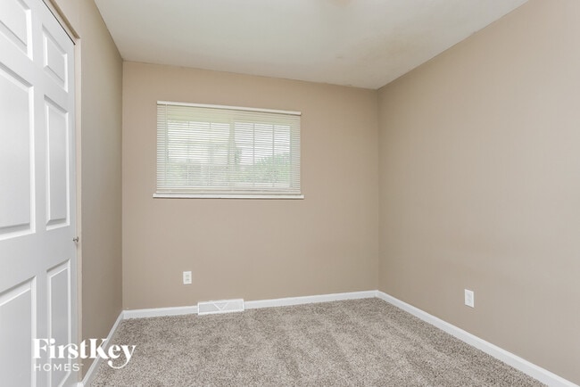 Building Photo - 1830 Jenkee Ave