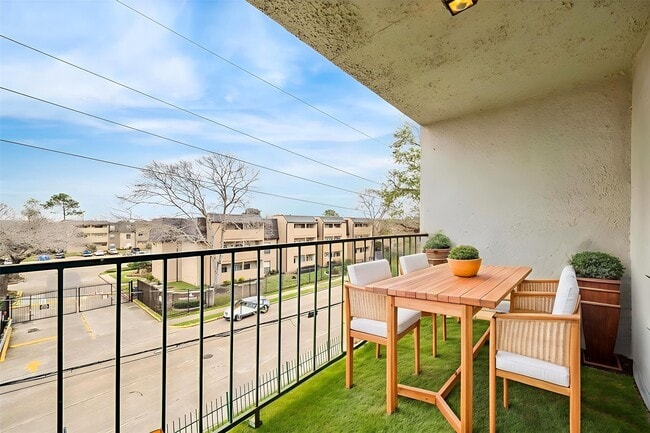 Building Photo - 2822 S Bartell Dr