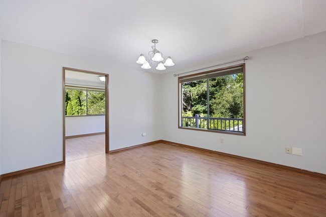 Building Photo - Hard to find 5 bedroom home in Tamoshan ne...