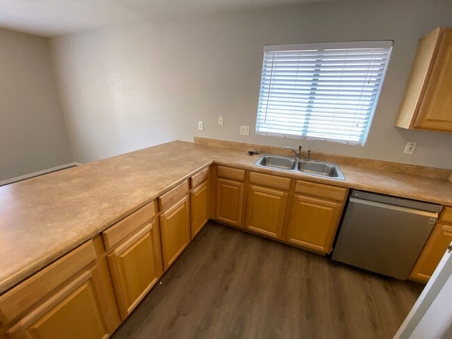 Building Photo - 4 Bedroom, 3 bath, two story with loft in ...