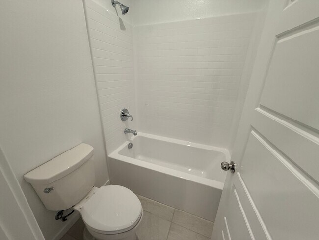 Building Photo - Brand new, never-lived-in Lennar corner end-unit townhome offering exceptional natural light thro...