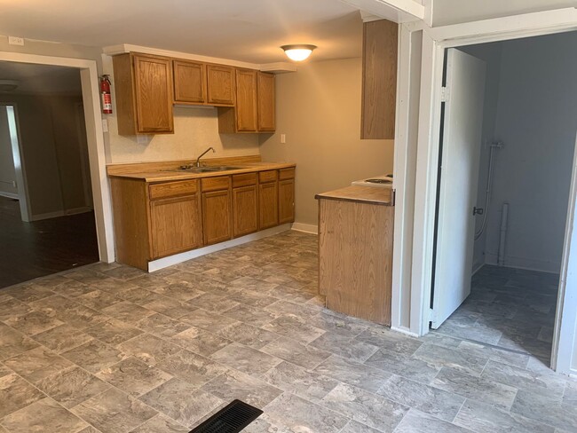 Building Photo - 3 bedroom 1.5 bathroom located in Carlisle...