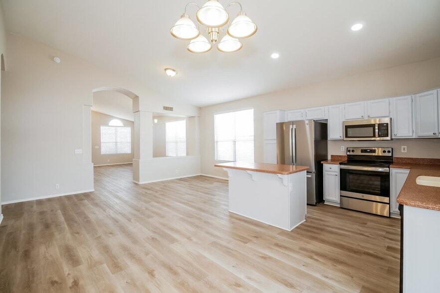 Building Photo - 1069 W Glenmere Dr