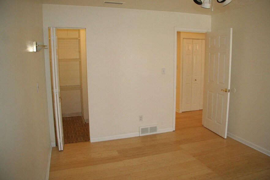 Master bedroom - 11015 Lake Ave