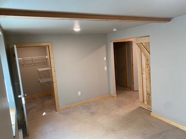 Building Photo - Newer Build - Immaculate 4-5 bed 3.5 Bath Townhouse