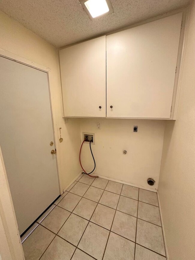 Building Photo - 3 Bedroom 2 Bathroom For Rent