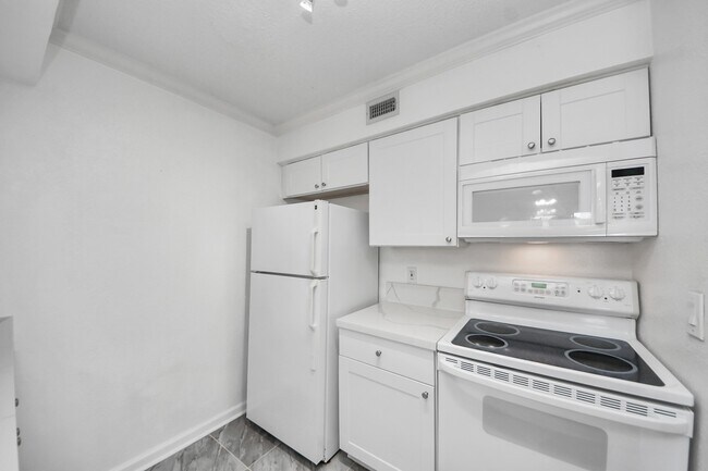 Building Photo - 250 El Dorado Blvd