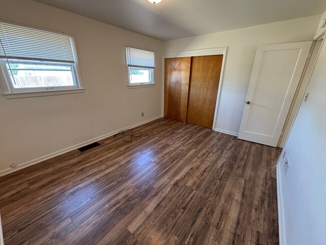 Building Photo - 910/914 S King St Duplex