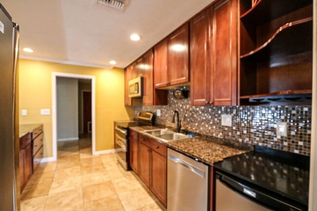 Building Photo - 3 bedroom, 2.5 bathroom home is in a highly sought-after neighborhood in the heart of South Tampa...