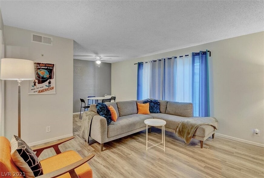 Building Photo - 3417 Villa Knolls South Dr