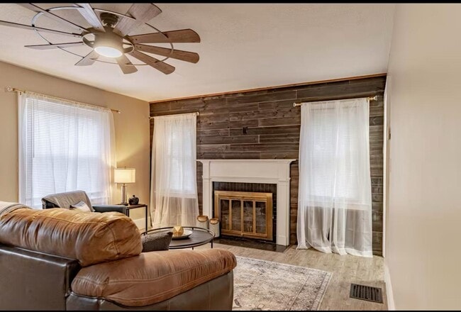 Building Photo - 906 North Main Street