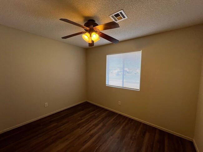 Building Photo - 3 BED 2 BATH IN TRAIL ESTATES!