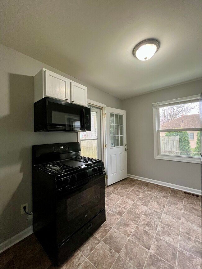 Building Photo - 6565 Burr St