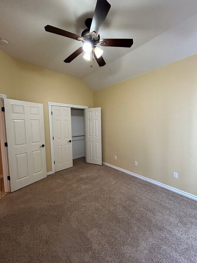Building Photo - 4 bedroom, 2 bathroom NOW Available!