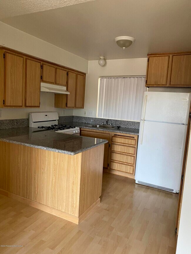 Building Photo - 4225 Del Mar Ave