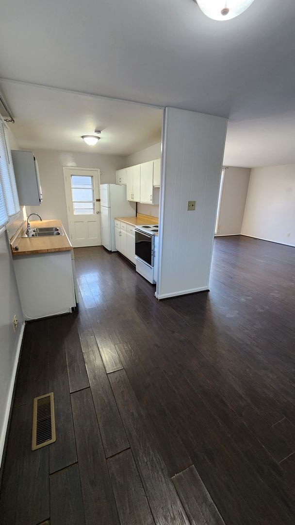 Building Photo - Big 3BR, 1BTH home with garage with much updated! Very nice!