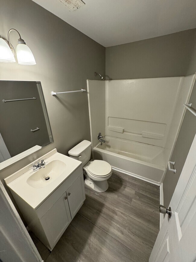 Building Photo - 113 Aqua Ct