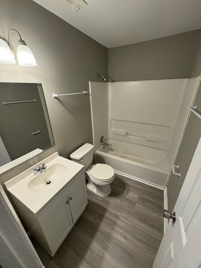 Building Photo - 121 Aqua Ct