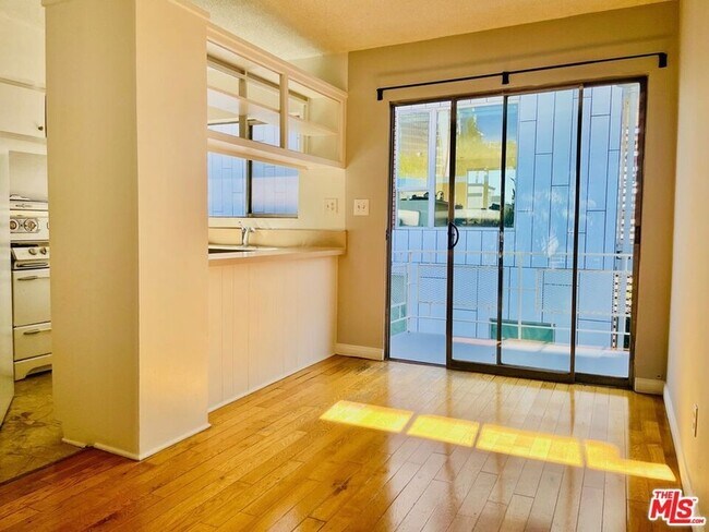 Building Photo - 941 N San Vicente Blvd