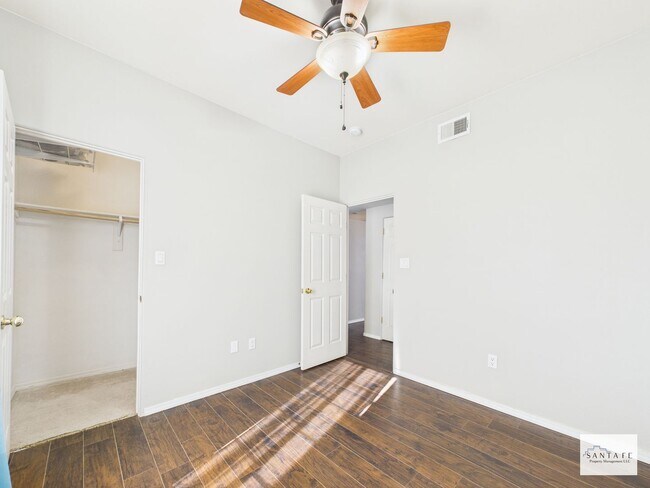 Building Photo - UNFURNISHED 3 Bedroom in Desirable Community