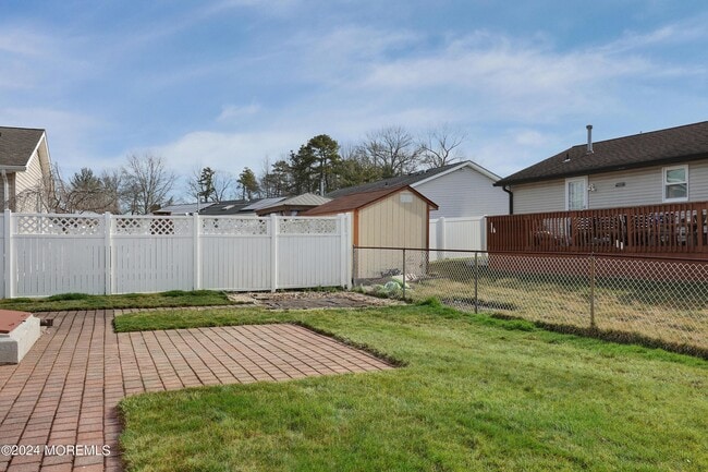 Building Photo - 16 Pinetree Ln
