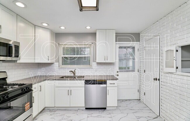 Building Photo - 2400 E Humes Ln
