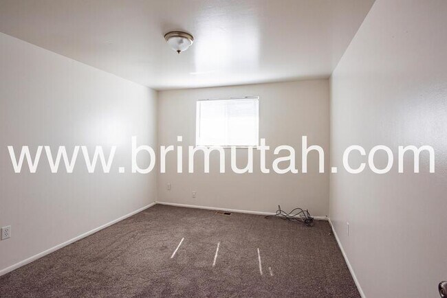 Building Photo - 410 Welby Ave S