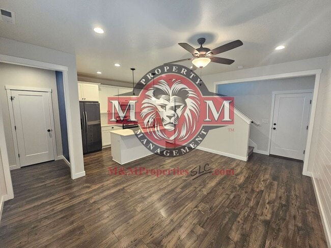 Building Photo - Great 3 Bd 2 Ba Townhome 2 Car Garage