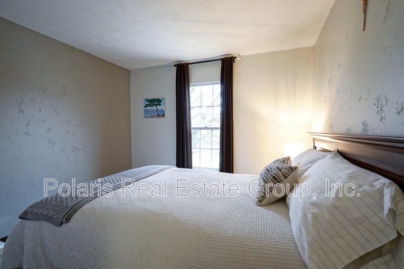 Building Photo - 2808 Lakeshire Ln