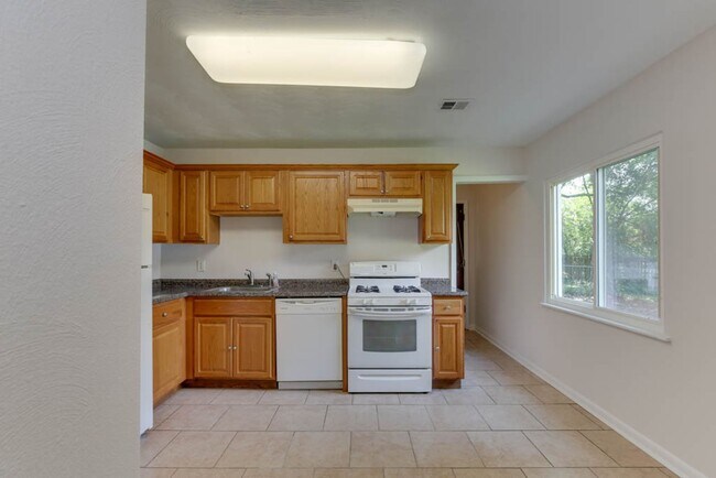 Building Photo - Renovated Virginia Beach Home with Large Yard and Prime Location