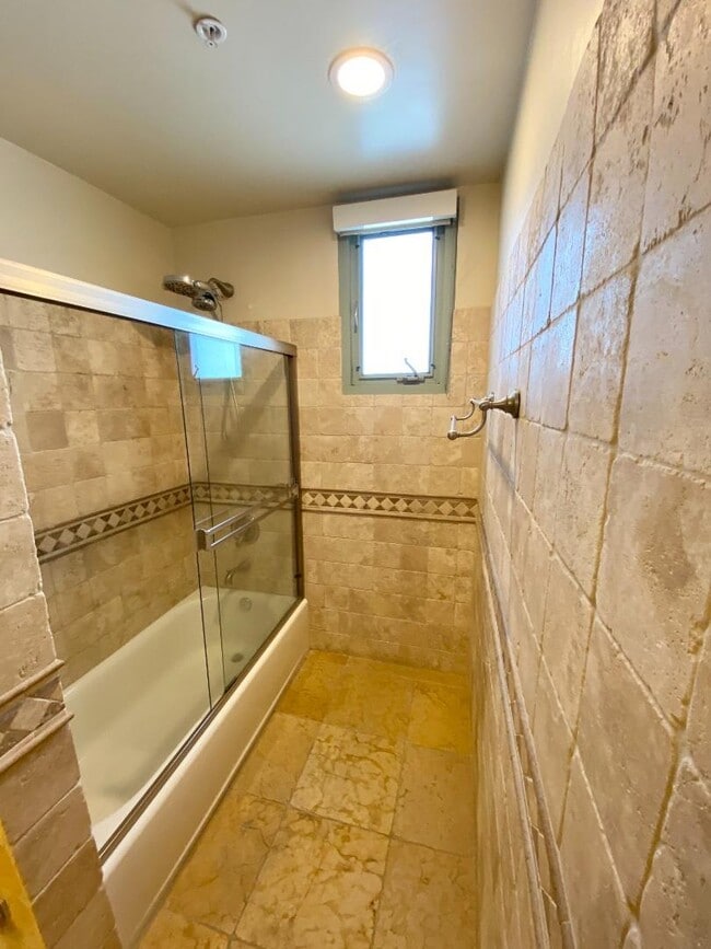 Building Photo - 520 N Santa Cruz Ave