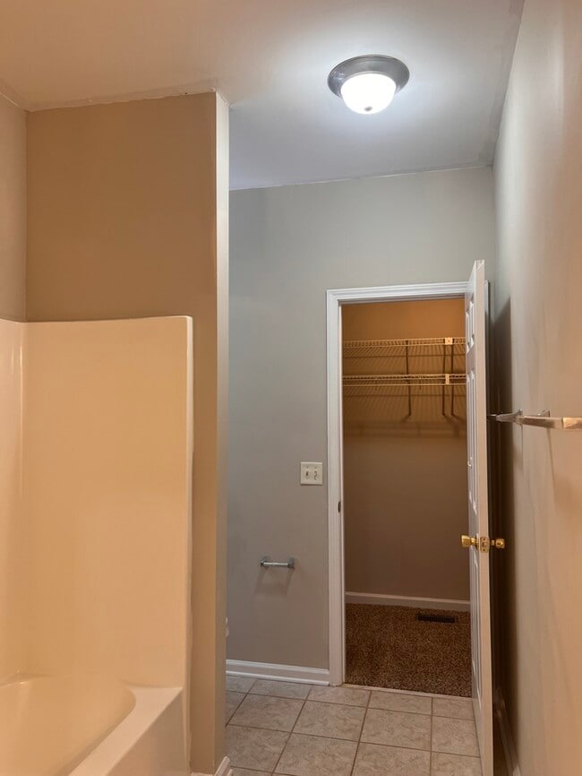 Building Photo - 2 BR with Basement Available NOW!