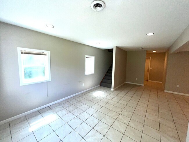Building Photo - Spacious 3-bed, 2-bath Single Family Home!